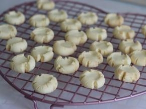 取出后放到晾网上，晾凉。