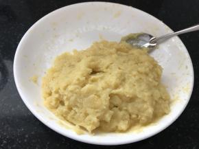 趁热压成泥状，调入盐和黑胡椒粉，加入生粉（生粉可以换成等量的面粉）