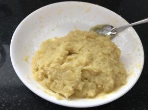 趁热压成泥状，调入盐和黑胡椒粉，加入生粉（生粉可以换成等量的面粉）