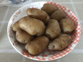 土豆放入高压锅，隔水蒸15-20分钟