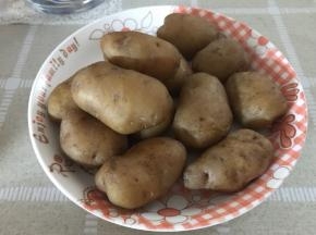土豆放入高压锅，隔水蒸15-20分钟