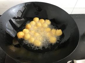 锅内入油，没过丸子为宜。烧至8-9成热，放入丸子。炸至丸子变色即可捞出，撒上葱花