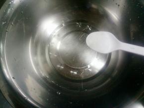 盆里放水，放少许盐搅匀