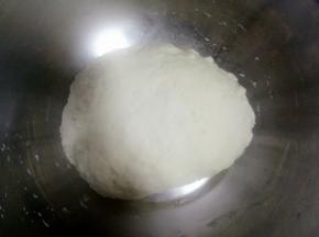 揉成光滑面团，盖上盖子醒半个小时以上，中间再揉一揉