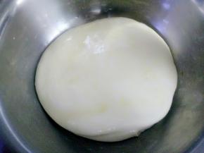 一个放入盆中，一个擀开放案板上盖上盖子醒面至半个小时左右