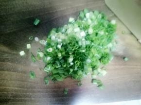 这个时候来做配料，葱切末