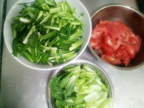 韭菜，西红柿和青菜全部切好备用