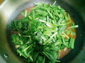 西红柿炖出味后放韭菜
