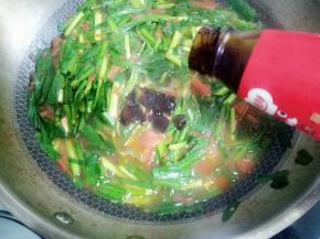 翻炒至韭菜断生后放少许耗油，搅拌均匀，关火