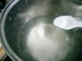 锅中烧水，水开以后放少许盐