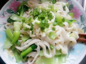 面条煮好以后捞出，上面撒上葱蒜末