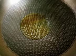 热锅中倒油