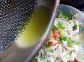 把油烧开以后倒入料上