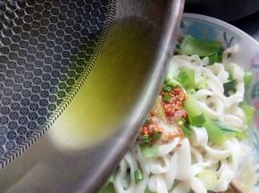 把油烧开以后倒入料上