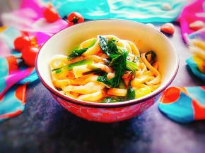 放入炒好的菜搅拌均匀即可