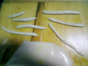 用刀将面切成食指宽长条