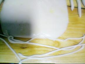 拿起两端轻轻抻开成你想要的粗细，我一般都拉成小指粗细，这个根据个人喜好