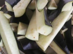 茄子洗干净切长条块