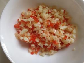 蒜泥和切碎的红辣椒放在盘子里备用