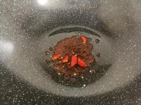 锅里放油，烧至五分热放入花椒和尖辣椒爆香，然后关小火，把花椒和尖辣椒挑出来