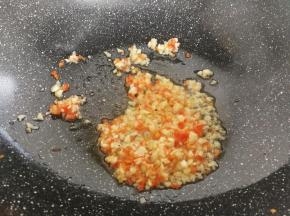 开大火，放入蒜泥红辣椒碎爆香