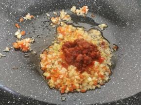 挖入一勺辣椒酱，加适量的醋，糖，盐（可选），酱汁做好了，关火