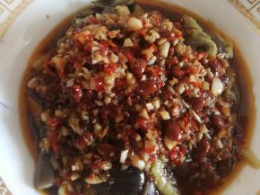 把酱汁倒上去，撒一点白胡椒粉，拌均匀，放冰箱冷藏