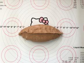 11、卷起来，捏紧收口。