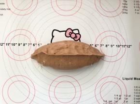 11、卷起来，捏紧收口。