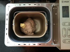 4、一个和面程序结束后直接放入冷藏的黄油块，再启动一个和面程序。