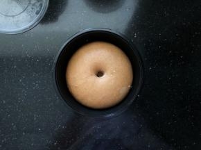 7、发酵至两倍大，手指沾干面粉往面团里戳一个小洞，洞口稍稍回缩成肚脐眼状态不变就是发酵好了。