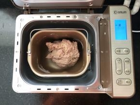 3、启动面包机的和面功能开始揉面。