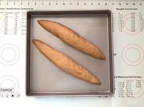 13、收口朝下放入烤盘进行二次发酵。