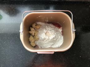 2、接着称量入粉类、干酵母和老面。