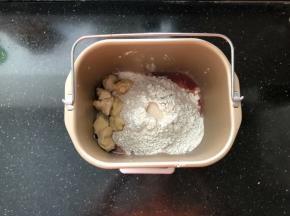 2、接着称量入粉类、干酵母和老面。