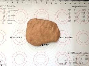 8、取出轻轻按压排出气体。