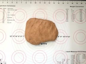 8、取出轻轻按压排出气体。