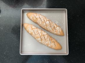 14、发酵完后筛入一层薄薄的面粉，割包。