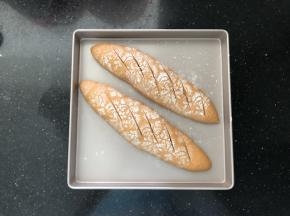 14、发酵完后筛入一层薄薄的面粉，割包。