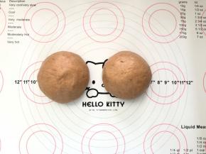 9、分成两份，揉圆，松弛一会儿。