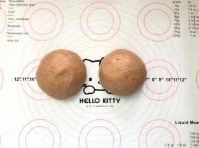 9、分成两份，揉圆，松弛一会儿。