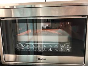 15、放入烤箱150度上下火烘烤25分钟即可。