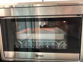 15、放入烤箱150度上下火烘烤25分钟即可。