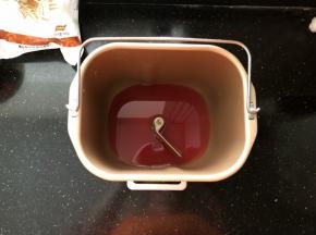 1、先把冰西瓜汁、白糖、盐顺次倒入面包桶中。