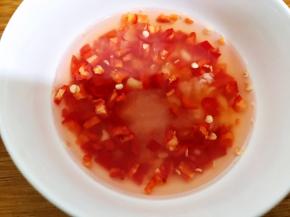 碗里加入适量纯净水，盐，鸡粉，糖