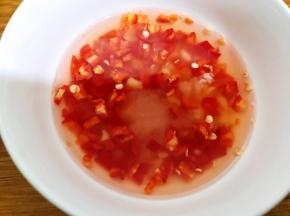 碗里加入适量纯净水，盐，鸡粉，糖