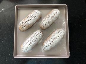 14、用粉筛筛入一层薄薄的面包粉，进行割包。