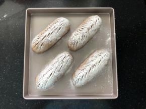 14、用粉筛筛入一层薄薄的面包粉，进行割包。