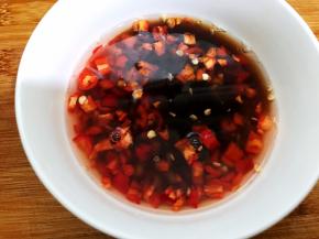 加入蚝油和香醋搅拌均匀