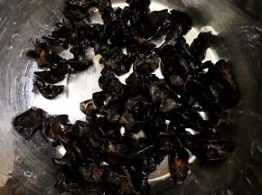 干木耳淘洗干净